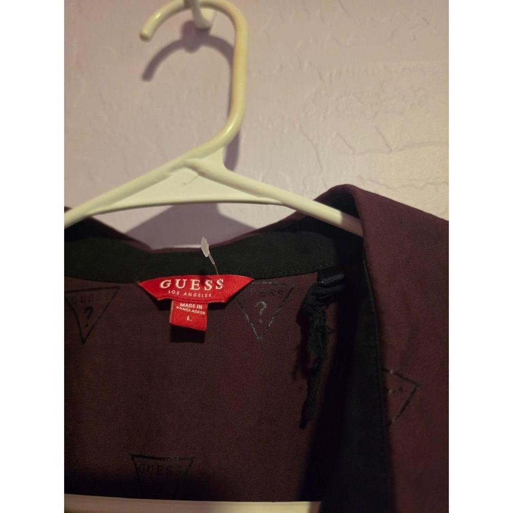 GUESS Men's Short Sleeve Button-Up Shirt Burgundy Allover Logo Print Size L - Picture 2 of 5